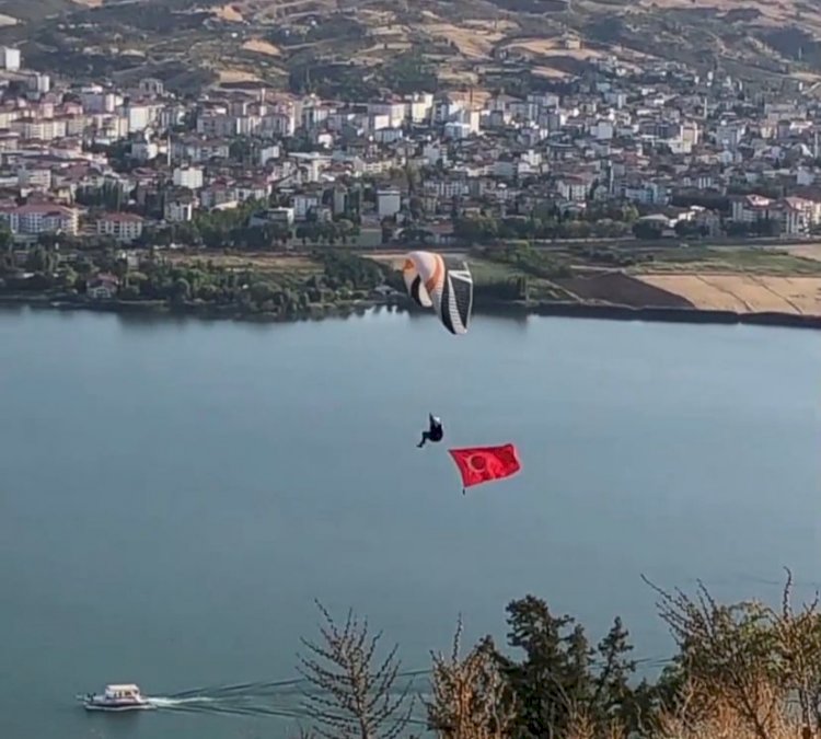 Jandarmanın kanatları gökyüzünde