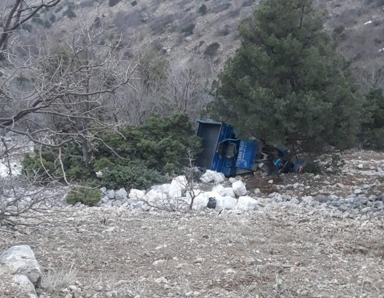 Depremzedelere un taşıyan Pat pat motoru şarampole uçtu