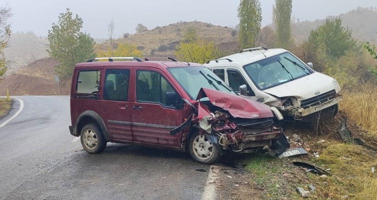Adıyaman’da iki hafif ticari araç çarpıştı: 9 yaralı Adıyaman