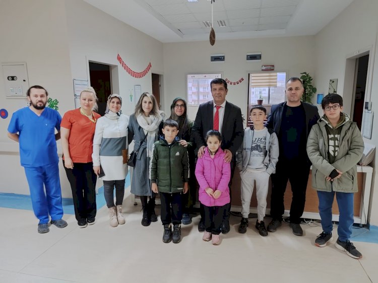Öğrenciler hastanenin çocuk servisine kitap hediye etti