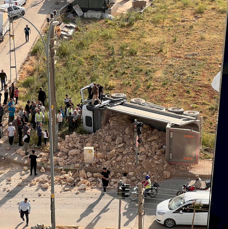 Hafriyat yüklü kamyon devrildi: 1 yaralı
