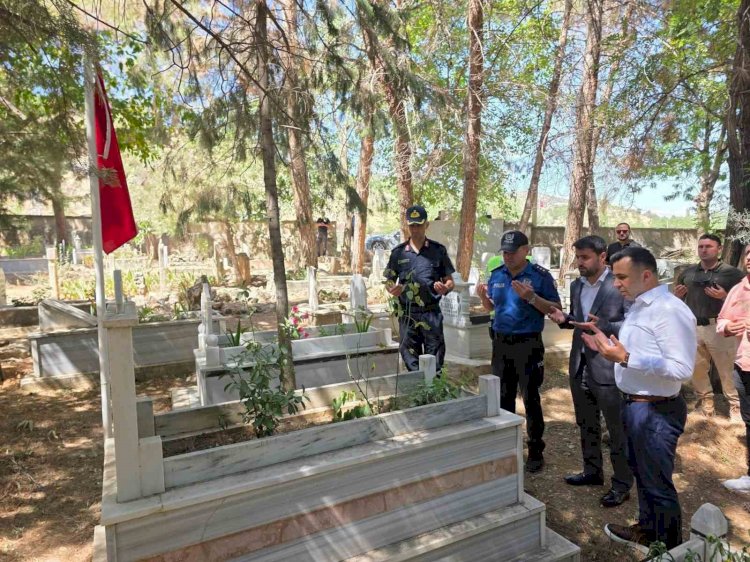 Kaymakam Kadir Algın, deprem şehitliğini ziyaret etti 